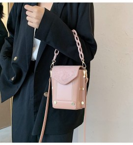 Модная маленькая матовая сумка с крупной цепочкой с ремешком фото