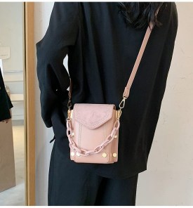Модная маленькая матовая сумка с крупной цепочкой с ремешком фото