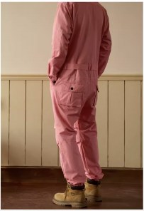 Яркий мужской комбинезон сплошной розовый - с длинными рукавами и большими карманами фото