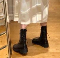 Женские черные ботинки высокие со шнуровкой сзади фото