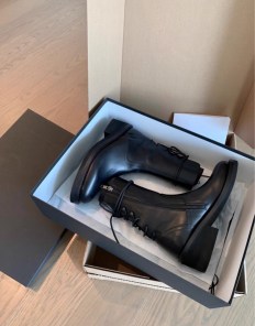 Женские черные ботинки высокие со шнуровкой сзади фото