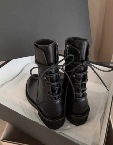 Женские черные ботинки высокие со шнуровкой сзади фото