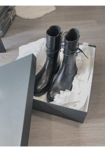 Женские черные ботинки высокие со шнуровкой сзади фото