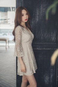 Укороченное кружевное платье с V образным вырезом фото