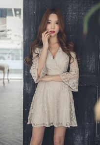 Укороченное кружевное платье с V образным вырезом фото