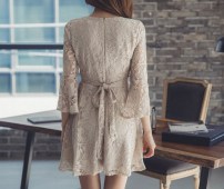 Укороченное кружевное платье с V образным вырезом фото