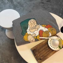 Женская футболка оверсайз с гномиком фото