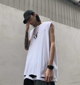 Удлиненная мужская майка рванная без рукавов фото