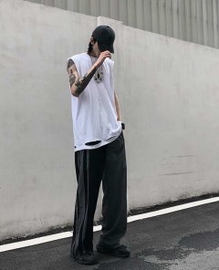 Удлиненная мужская майка рванная без рукавов фото