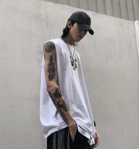 Удлиненная мужская майка рванная без рукавов фото