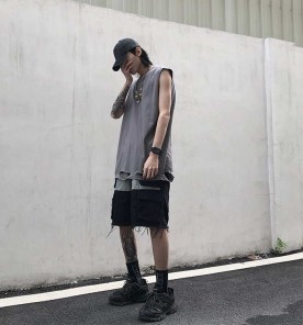 Удлиненная мужская майка рванная без рукавов фото