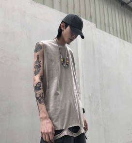 Удлиненная мужская майка рванная без рукавов фото