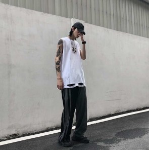 Удлиненная мужская майка рванная без рукавов фото