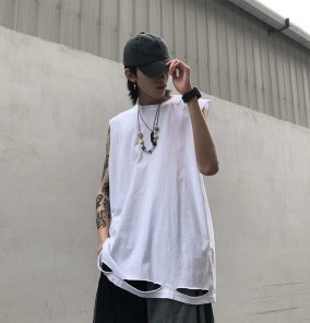 Удлиненная мужская майка рванная без рукавов фото