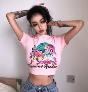 Яркая футболка кроп топ с рисунком фото