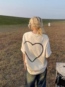 Футболка с серцем на спине фото