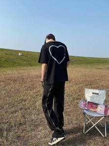 Футболка с серцем на спине фото