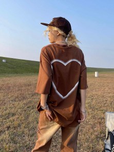 Футболка с серцем на спине фото