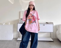 Яркая широкая футболка с большим рукавами и крутым рисунком фото