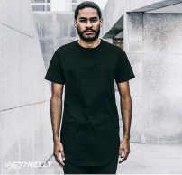 Длинная однотонная футболка мужская фото