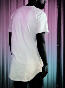 Длинная однотонная футболка мужская фото