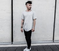 Длинная однотонная футболка мужская фото