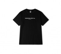 Классическая футболка с небольшой надписью фото