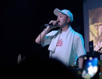 Футболка с надписью Okay фото