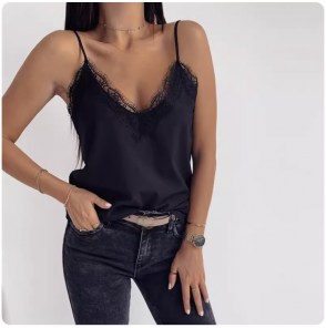 Женская майка с кружевом на бретелях фото