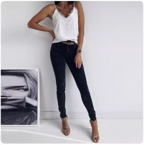 Женская майка с кружевом на бретелях фото