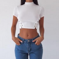 Женские белый топ с боковыми завязками с воротником под горло фото