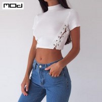 Женские белый топ с боковыми завязками с воротником под горло фото