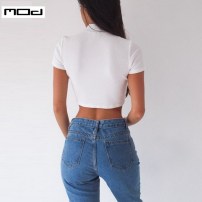 Женские белый топ с боковыми завязками с воротником под горло фото