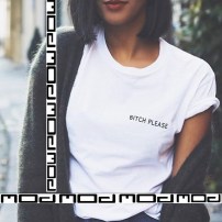 Однотонная футболка с небольшой надписью Bitch please