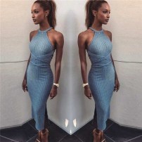 Женское длинное приталенное платья с открытыми плечами фото