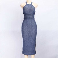 Женское длинное приталенное платья с открытыми плечами фото