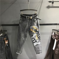 Серые джинсы бойфренды с рисунком