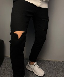 Мужские черные джинсы узкие с рваным коленом фото