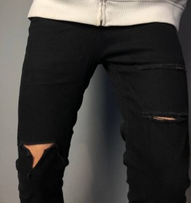 Мужские черные джинсы узкие с рваным коленом фото