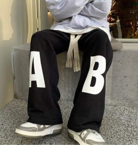 Штани в стиле хип-хоп с буквами на коленях фото