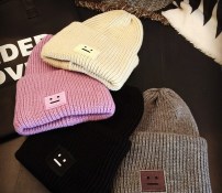 Большая женская шапка со смаилом фото