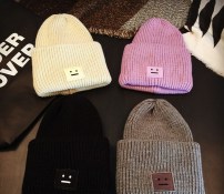 Большая женская шапка со смаилом