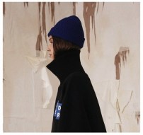 Приталенная завернутая шапка рифленая фото