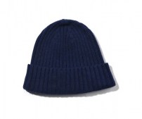 Приталенная завернутая шапка рифленая фото