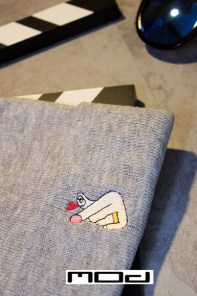 Шапка с женскими пальцами и сердечком фото