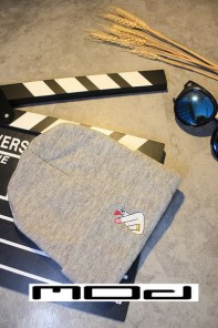 Шапка с женскими пальцами и сердечком фото