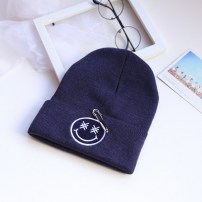 Шапка теплая со смайлом и булавкой фото