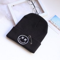 Шапка теплая со смайлом и булавкой фото