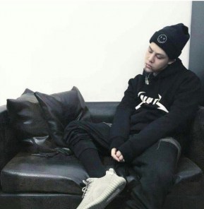 Шапка теплая со смайлом и булавкой