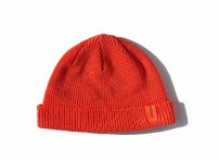 Яркая короткая шапка до ушей с яркой лейбой фото